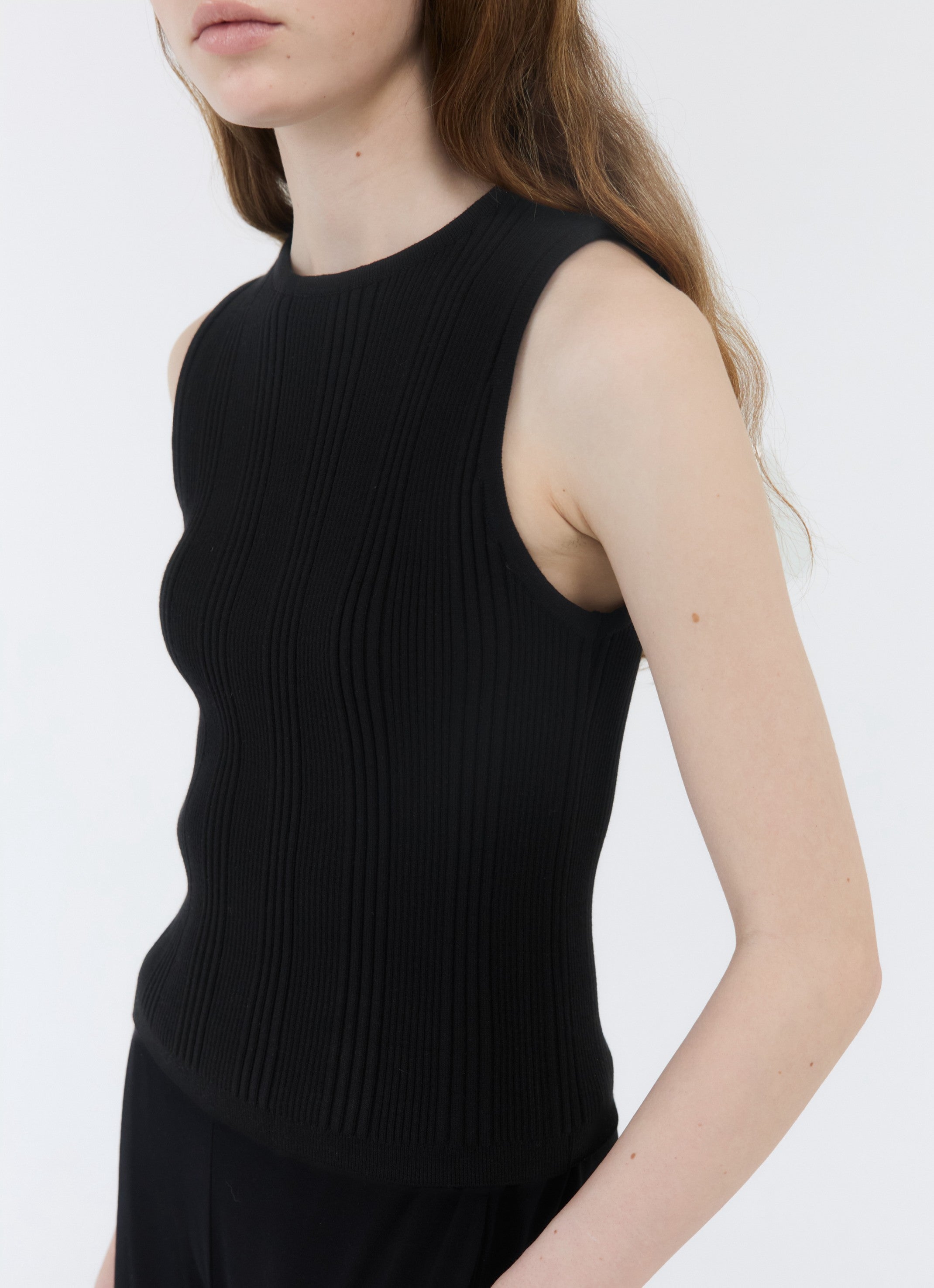 RIBBED SLIM SLEEVELESS TOP