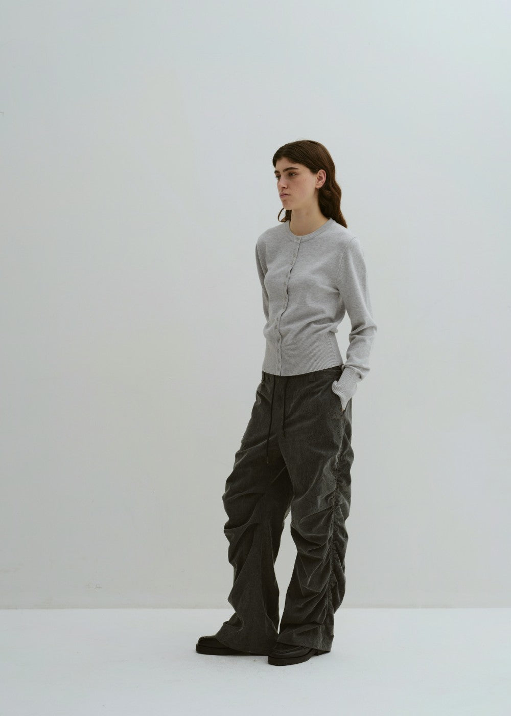 upload_20240925__APA3PT020CHFF_02_shirring pants-Charcoal_3.jpg