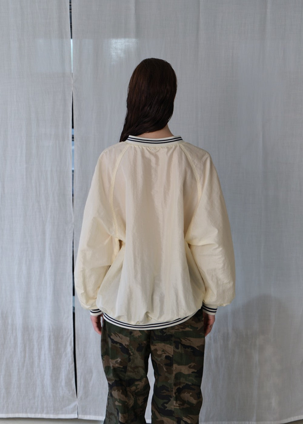upload_20240925__APA3TP020NYFF_03_Draw anorak V-neck top-ivory_4.jpg