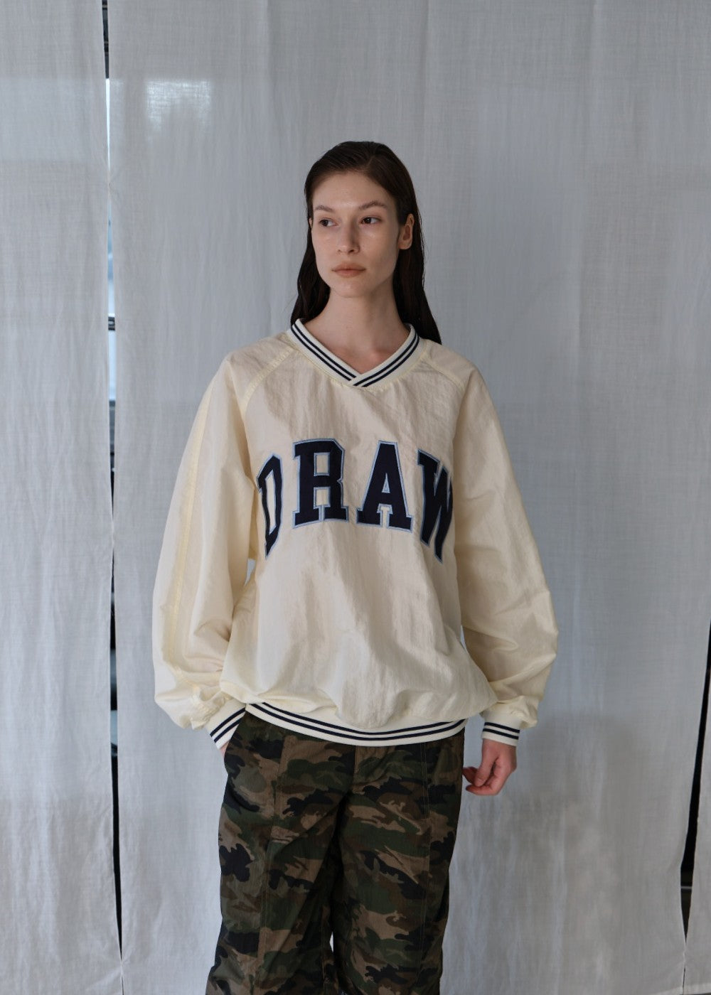 upload_20240925__APA3TP020NYFF_05_Draw anorak V-neck top-ivory_6.jpg