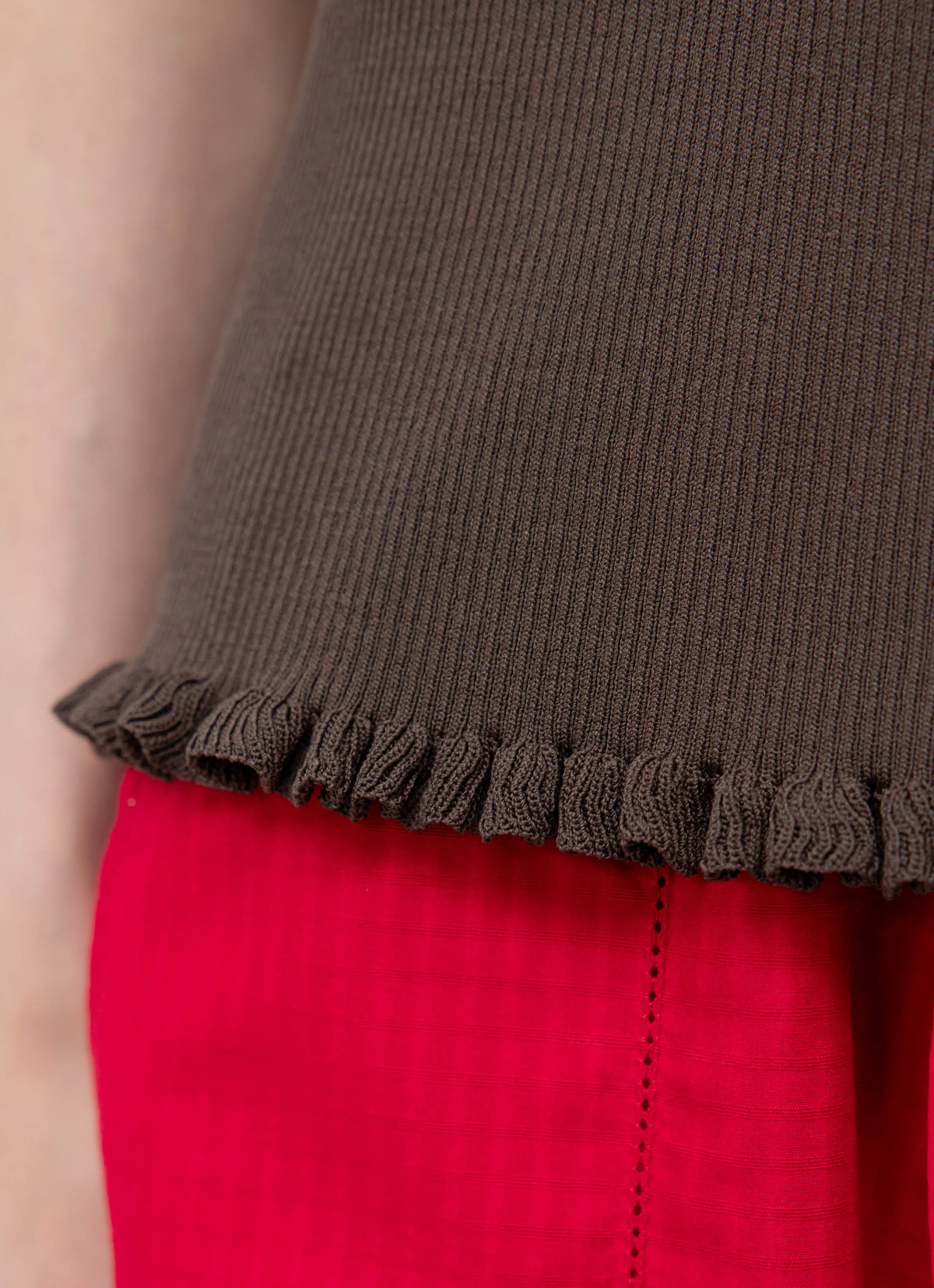 26FW RIBBED FRILL SLEEVELESS